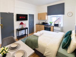 An essential studio flat located in the town centre riverside - 7