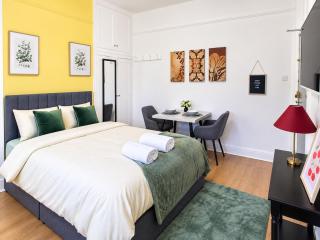 An essential studio flat located in the town centre riverside - 6
