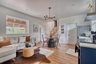 Mt Hood Log Cabin! Fresh Remodel with Airstream 2 - 8