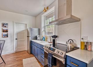 Mt Hood Log Cabin! Fresh Remodel with Airstream 2 - 4