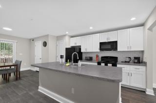 Bright and Modern Townhome - 8