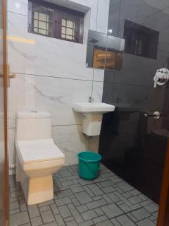 Vincis Luxury AC room very near Guruvayoor Temple - 1