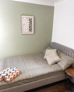 Contractors Welcome Cozy Double Room with Private Off-Bathroom Near Hospital and shops - 1