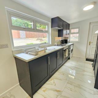 Comfortable 4-Bed Home ideal for Contractors & Families - 2