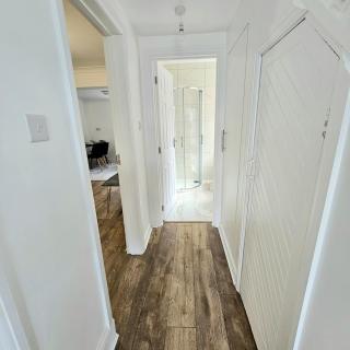 Comfortable 4-Bed Home ideal for Contractors & Families - 1