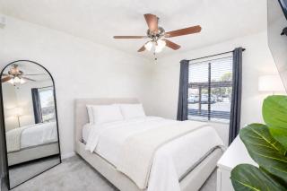 2BR Gated Condo Pool Gym Near Old Town - 6