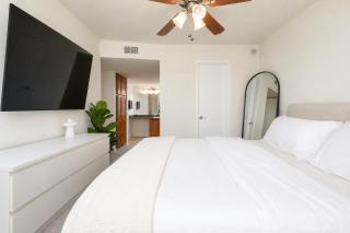 2BR Gated Condo Pool Gym Near Old Town - 4