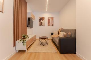 luxe apt parking train station green area - 7