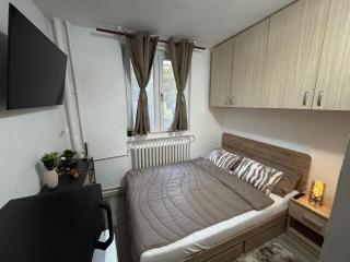 Cozy Central Studio - Self Check-In & Smart TV - 0