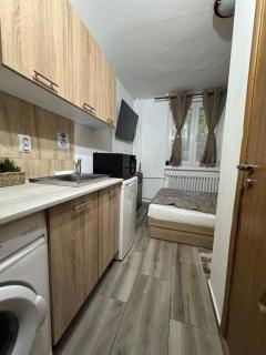 Cozy Central Studio - Self Check-In & Smart TV - 2