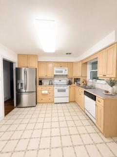 Spacious 3BR Home Parking Great Location - 8