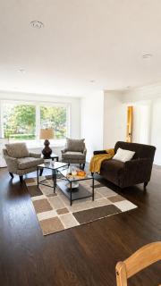 Spacious 3BR Home Parking Great Location - 4