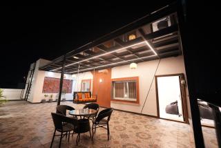 Runway Retreat Rooftop Swing, Airport View - 8