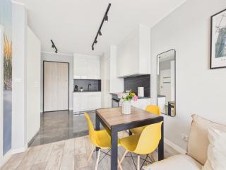 15th Floor Stay with Balcony & Gym by Solarento - 3