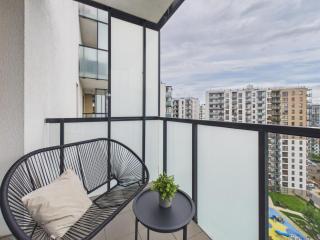 15th Floor Stay with Balcony & Gym by Solarento - 9