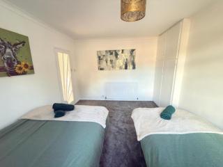 Relaxing Contractor Home for 8 near Odsal Stadium with Smart TV, Washer-Dryer & Driveway - 2