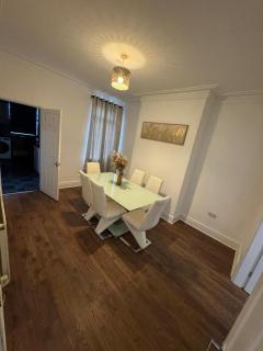 Spacious 4BR Stay at prime location in Doncaster - 9