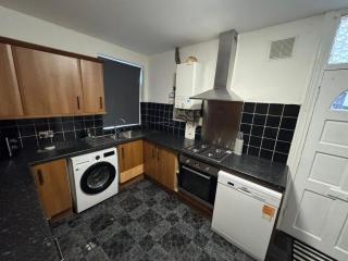 Spacious 4BR Stay at prime location in Doncaster - 8