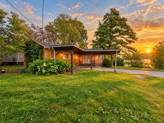48Waterfront Cottage Lake Views & Screened Porch - 5