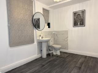 Modern 2BR Group Accommodation in Wakefield with, 3 Baths,Fibre WiFi near Union Street, Gallery Walk and Pinderfields Hospital - 7
