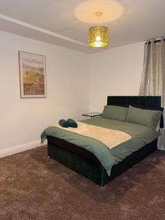 Modern 2BR Group Accommodation in Wakefield with, 3 Baths,Fibre WiFi near Union Street, Gallery Walk and Pinderfields Hospital - 9