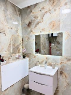 Premium 5-Rooms l 4 Bathrooms l Tirana Center - 9