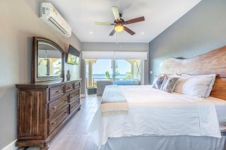 Playa Potrero Oceanfront: Balcony, Pool - 3