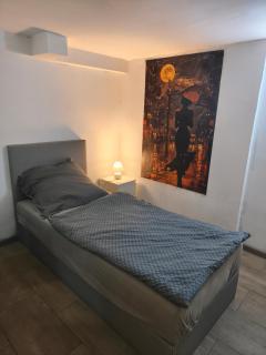 120 qm Apartment,WLAN, TV free Parking,24 h check-in, ,full kitchen,Untergeschoss ,3 Schlafzimmer -Wohnzimmer integriert - 6