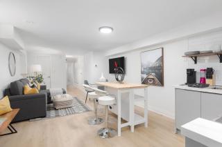 Chic Trinity Bellwoods 1BR 2 Bathrooms - 9