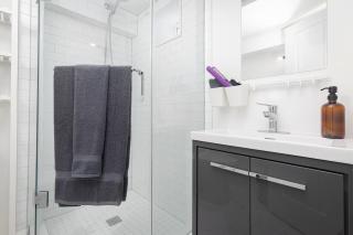 Chic Trinity Bellwoods 1BR 2 Bathrooms - 2