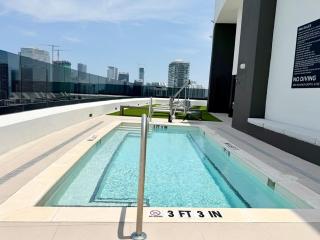 Stylish Miami 1BR Rooftop Pool & Parking - 5