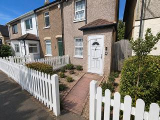 Modern Dartford House, 4 Bedrooms, Garden, Sleeps 9 - 6