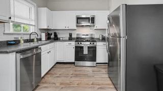 Cincy 5BR Retreat, Xavier & Zoo, Sleeps 7 - Cincinnati - 2