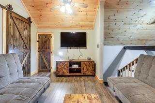 Close to Oneida Lake! 5-Acre Wooded Escape w/ Deck - 6