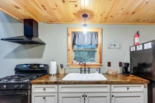 Close to Oneida Lake! 5-Acre Wooded Escape w/ Deck - 1