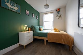 The Coastal Cinema Retreat┃2 Bath┃Sleeps 6 - 6