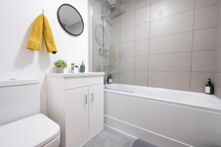 The Coastal Cinema Retreat┃2 Bath┃Sleeps 6 - 2