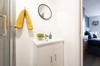 The Coastal Cinema Retreat┃2 Bath┃Sleeps 6 - 3