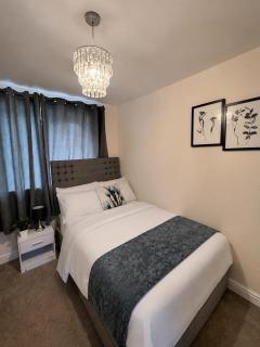 Spacious 4-Bed House Free Parking in Wakefield & Leeds - 3
