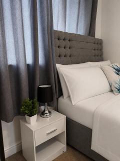 Spacious 4-Bed House Free Parking in Wakefield & Leeds - 1