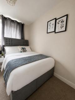 Spacious 4-Bed House Free Parking in Wakefield & Leeds - 2