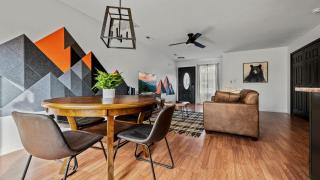 The Monarch - Cozy Hideaway, Hot Tub, Arcade Machine, Dogs Welcome! - 9