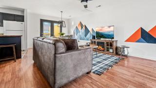 The Monarch - Cozy Hideaway, Hot Tub, Arcade Machine, Dogs Welcome! - 3