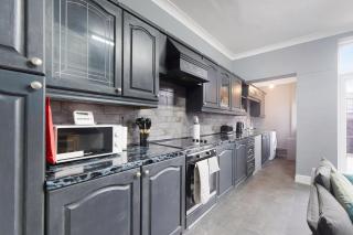 4BR Mitchell Street Apartment Sleeps 6 by Stay With Us - 8