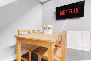 4BR Mitchell Street Apartment Sleeps 6 by Stay With Us - 1