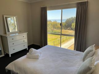 Water Views, Putting Green, Kangaroos-Pets Allowed - 2