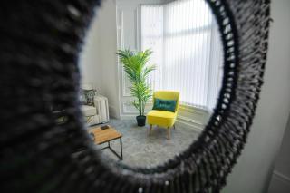 Spacious 4BR retreat Eden Vale by Stay With Us - 1