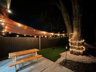 Stylish Urban Haven • Cozy Clean Central - 7