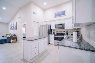 Stylish Urban Haven • Cozy Clean Central - 6