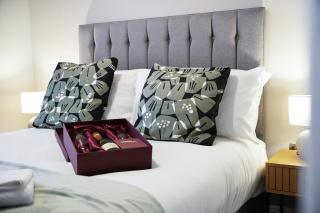 Modern 1BR 2 Min to Station By Stay With Us - 7